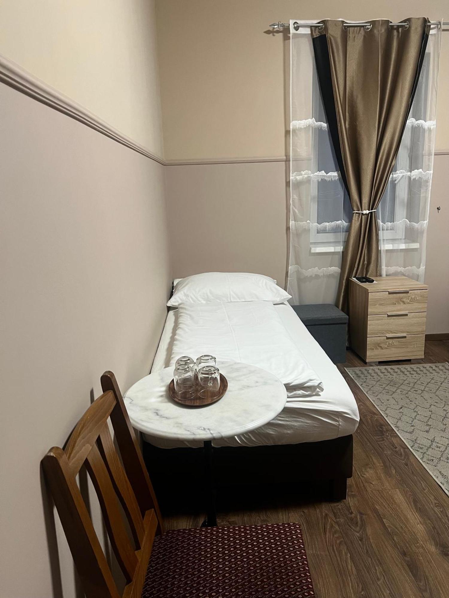 Op-Art Etterem Es Panzio Ξενοδοχείο Monor Εξωτερικό φωτογραφία